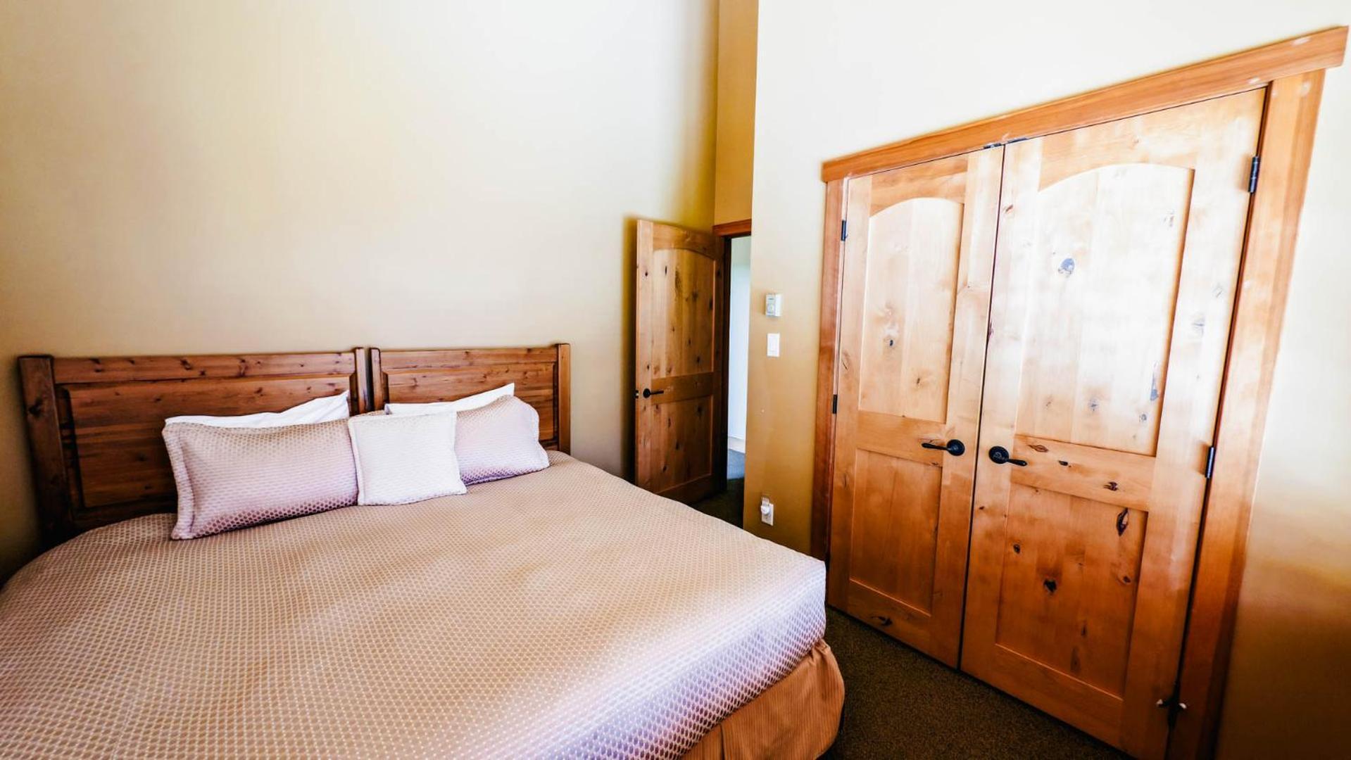 Lush Mountain Accommodations Golden Chambre photo